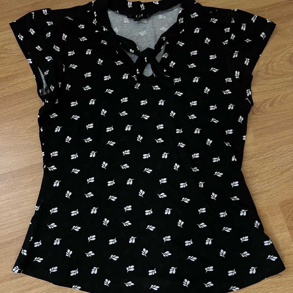 E & M Black and white stretch top.